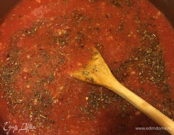 Добавить специи, соль, перец, уменьшить огонь и тушить 15 — 20 минут.