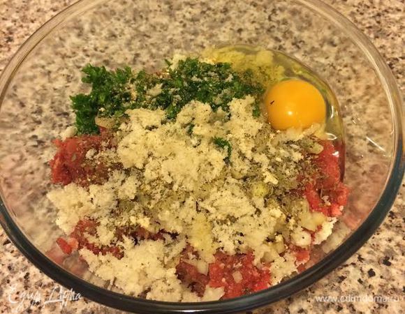 В фарш (у меня говяжий) добавить: мелко нарезанный лук, 1 ст. л. петрушки, орегано, чесночный порошок, хлебную крошку, соль, перец, яйцо и хорошо перемешать.