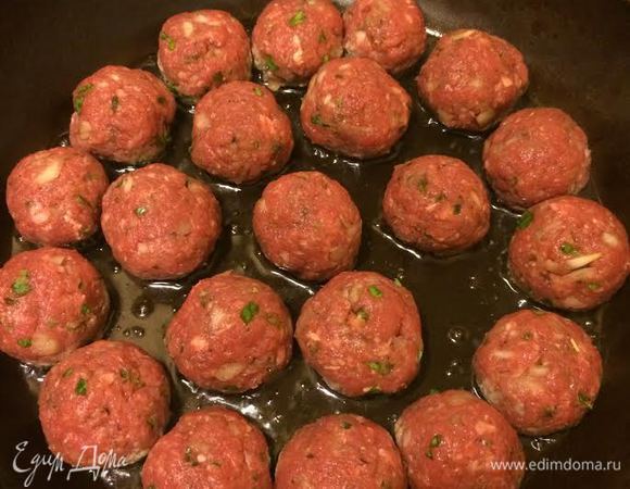 Сформировать тефтели и обжарить до готовности.