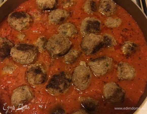 Добавить тефтели в готовый горячий соус. Накрыть крышкой и тушить 10 минут. Соус можно приготовить по этому рецепту http://www.edimdoma.ru/retsepty/91496-classic-marinara-sauce-sous-marinara