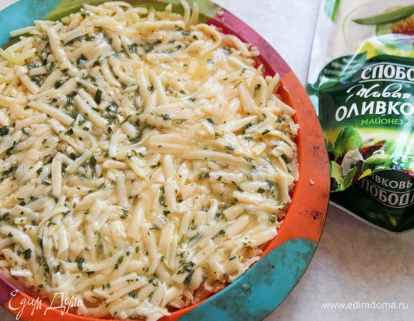 Картофельную массу выкладываем в форму для запекания. Сверху — сыр с яйцом и зеленью. Ставим в духовку на 180°С на 40 минут. 