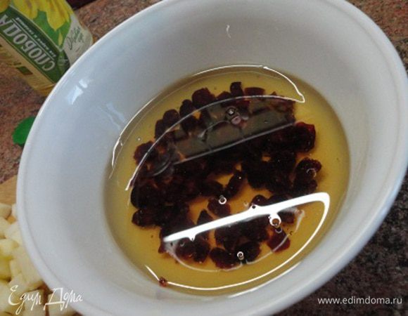 Смешиваем сок, растительное масло и клюкву.