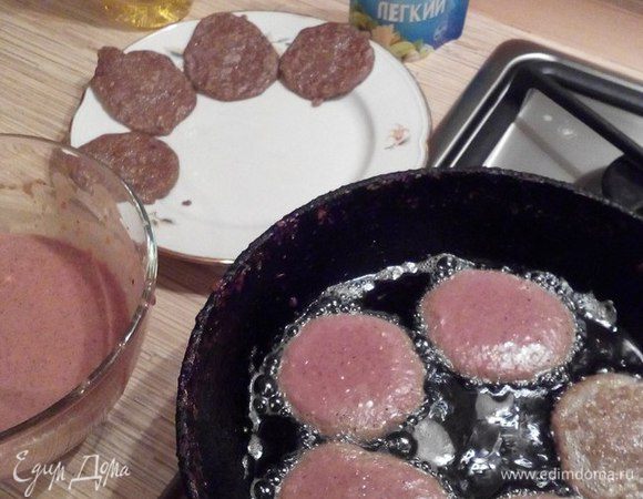 Разогреть сковороду, налить немного растительного масла. В горячее масло выложить столовой ложкой печеночные оладьи. Жарить на среднем огне сперва с одной стороны около 1 — 2 минут. Затем перевернуть и так же жарить с другой стороны. 