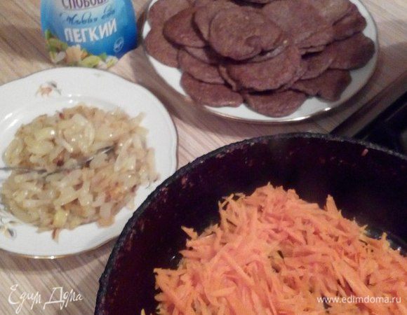 Пока оладьи остывают, приготовим «начинку». Лук и морковь (натереть на крупной терке) обжарить на растительном масле. Остудить.