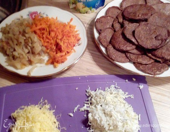 Для украшения будем используем сыр и яйцо (предварительно сварить). Натираем их на мелкой терке.