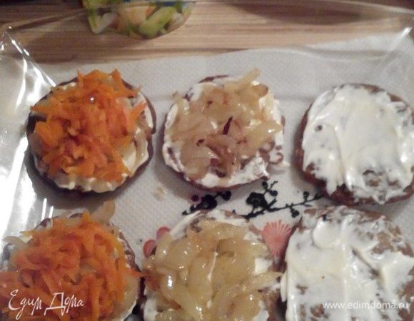 Теперь приступаем к сборке слоек из печени. Смазать оладушек майонезом, уложить слой лука, а затем слой моркови.