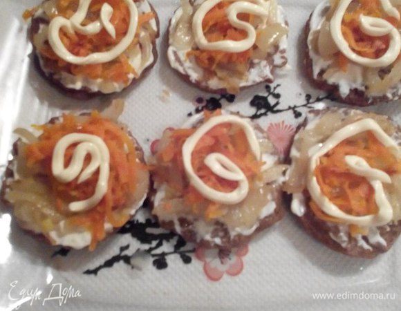 Поверх начинки нанести еще один слой майонеза. А теперь соединить все оладьи попарно.