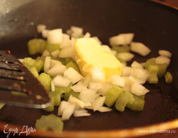 Нарежьте сельдерей и лук и обжарьте на сливочном масле на среднем огне, пока лук не станет прозрачным и мягким.