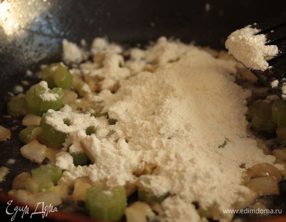 Всыпьте в сковороду две ложки муки и быстро перемешайте.