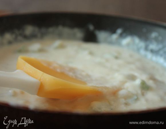 Влейте теплое молоко и, помешивая, чтобы не образовывались комочки, доведите соус до кипения.