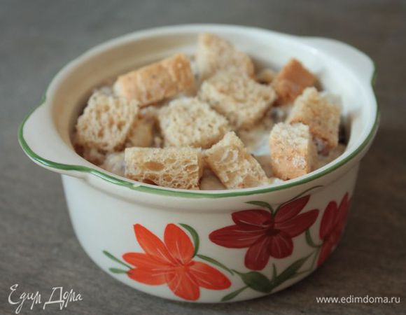 Разложите соус с тунцом по порционным формам для запекания и присыпьте сверху кусочками белого хлеба.