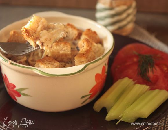 Отправьте формы в духовку, разогретую до 180°С, буквально на 5 — 10 минут, чтобы хлеб подрумянился. И сразу подавайте к столу!