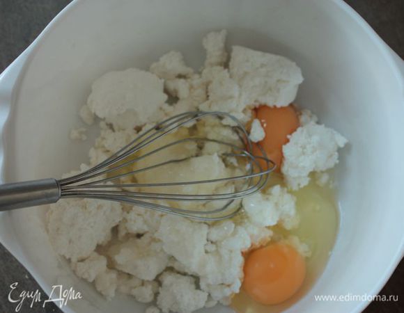 Взбейте 200 г творога вместе с яйцами и сахаром до однородного состояния.