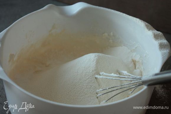 Добавьте муку, просеянную вместе с солью, и замесите мягкое тесто.