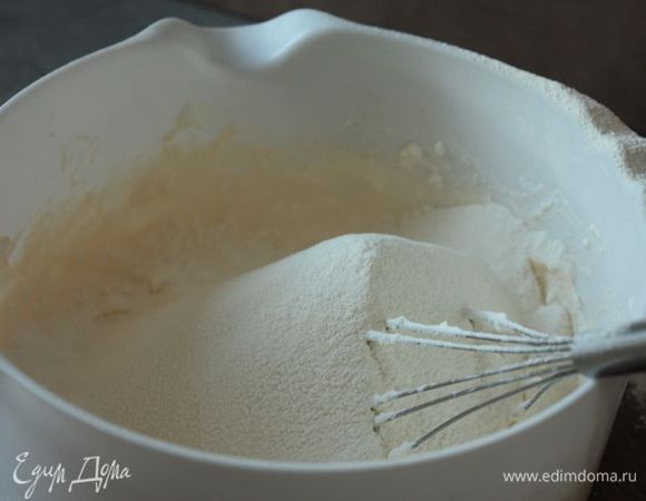 Добавьте муку, просеянную вместе с солью, и замесите мягкое тесто.