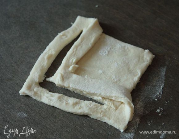 Одну из получившихся букв Г загибаем внутрь и кладем на контур внутреннего квадрата, как показано на фото.