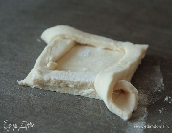 Поверх нее загибаем точно так же вторую букву Г. Получаются бортики, поплотнее прижмите их к основанию будущей лодочки.
Смажьте лодочки растопленным сливочным маслом или желтком и отправьте в духовку на 15 минут при температуре 180°С до готовности. 
Готовые лодочки достаньте из духовки и остудите до комнатной температуры.