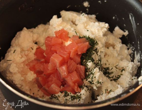 Оставшиеся 300 г творога взбейте блендером, чтобы масса стала однородной и гладкой, после чего добавьте цедру, укроп и нарезанную кусочками семгу. Перемешайте до однородности и аккуратно выложите в остывшие лодочки из творожного теста.
Творог можно с легкостью заменить на творожный сыр.