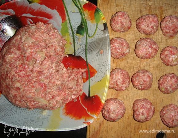 Все тщательно перемешать и сформировать шарики размером с грецкий орех.