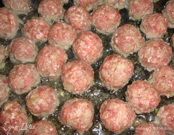 В сковороду с раскаленным маслом выложить шарики.