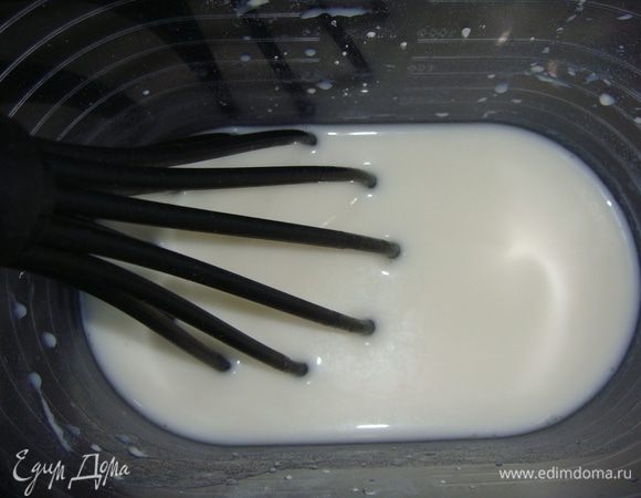 Для соуса смешать бульон, сливки и муку. Перемешать венчиком, чтобы не было комочков.