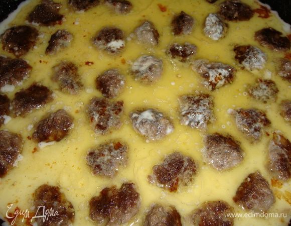 Залить фрикадельки соусом и тушить на медленном огне до легкого загустения соуса.