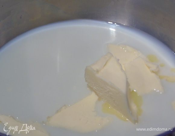 Нагрейте сливочное масло с молоком до растворения масла. Если вы будете добавлять сахар, то добавляйте его на этом этапе (1 — 1,5 ст. л.) и грейте до растворения сахара.