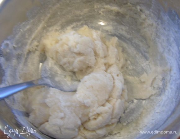 Всыпьте всю муку и замесите тесто. Если оно будет сильно крутое, выбейте качалкой его до мягкости и эластичности. 