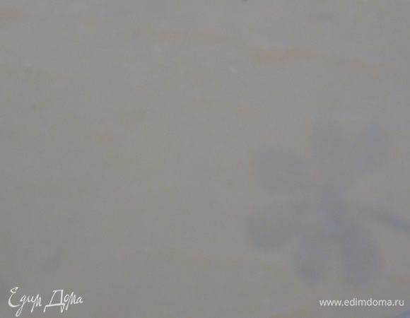 Раскатайте тесто тонко-тонко, у меня на фото видно, что просвещается рисунок на клеенке