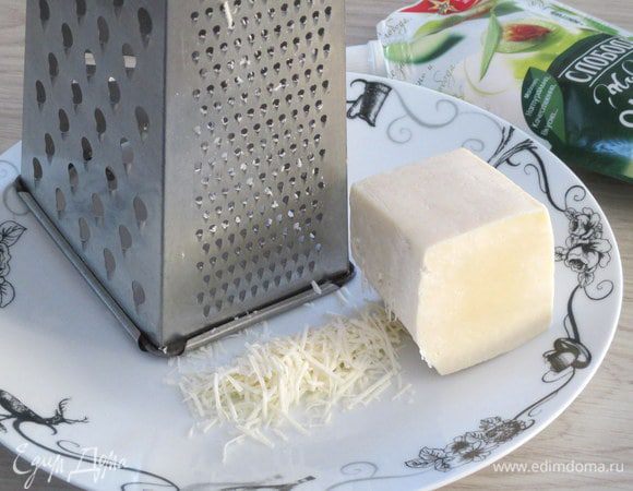 Натрите мелко нужное количество брынзы и яйцо.