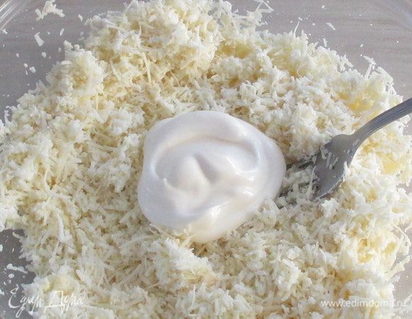 Соедините брынзу и яйца, заправьте майонезом и перемешайте. Должна получиться масса, из которой легко скатать заготовки-шарики.