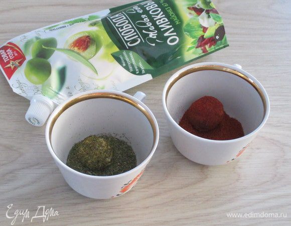 Каждый вид специй (карри, паприка молотая, семена кунжута, укроп сушеный) поместите в небольшие мисочки или в кофейные чашки.
Обваляйте сырные заготовки в этих специях.
