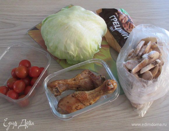 Куриные голени (или другое куриное мясо) для салата нужны уже готовые, поэтому заранее запеките их или пожарьте. Помидоры подходят любого размера, а не только черри. Если имеются свежие шампиньоны, то отдайте предпочтение им. За неимением салата айсберг возьмите сочную и хрустящую пекинскую капусту. Кроме твердого сыра можно взять полутвердый на свой вкус.