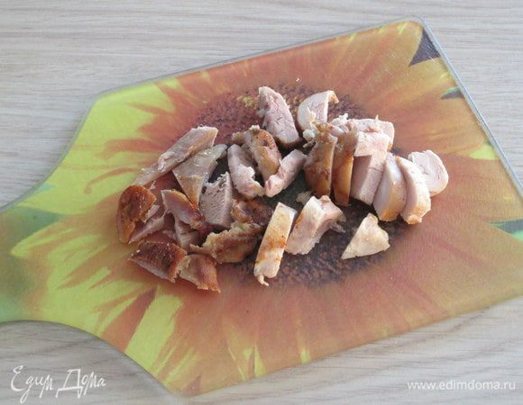 Куриное мясо, в данном варианте это запеченные голени, маринованные в ароматных специях для курицы, нарежьте на крупные ломтики.