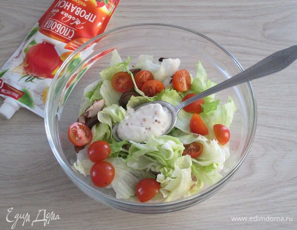 В миску с салатом отправьте жареные и остывшие шампиньоны, кусочки куриного мяса, нарезанные пополам черри. Добавьте порцию заправки на одну порцию и перемешайте.