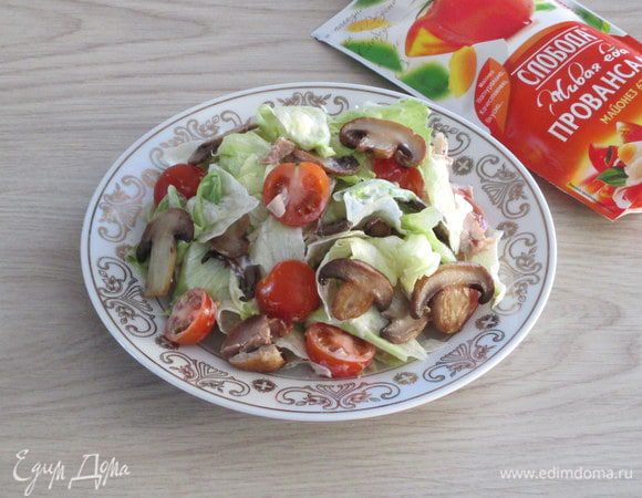 Переложите основу салата на плоское порционное блюдо, сформируйте горку.