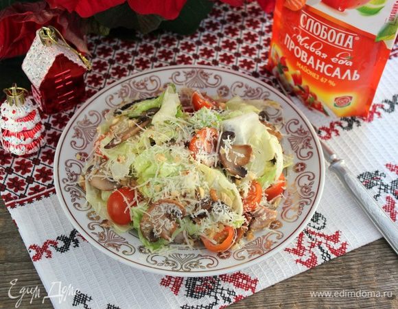 Салат с курицей, шампиньонами, помидорами и грецкими орехами готов. Буду рада, если опробуете его на Новый год или по другому поводу.