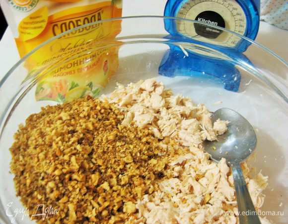 Добавить измельченные грецкие орехи.