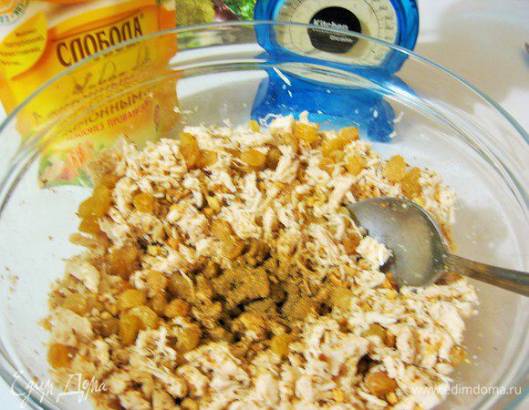 Перемешиваем, добавляем изюм, соль, приправу хмели-сунели.