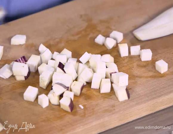 Баклажан нарезать небольшими кубиками.