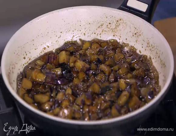 Разогреть в сковороде 2‒3 ст. ложки оливкового масла и обжарить кусочки баклажана почти до готовности, влить наршараб и дать ему слегка увариться, затем переложить все в другую посуду.