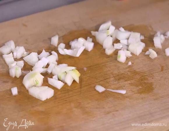 Лук почистить и мелко порубить.