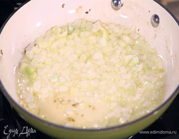 Разогреть в отдельной сковороде оставшееся оливковое масло и обжарить лук.