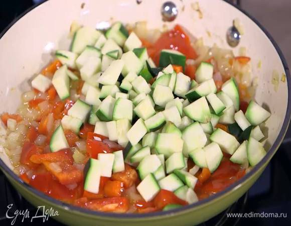 Цукини нарезать небольшими кубиками, добавить в сковороду, посолить и перемешать.