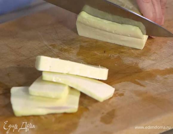 Халуми нарезать ломтиками и обжарить с двух сторон на сковороде, где жарились баклажаны.