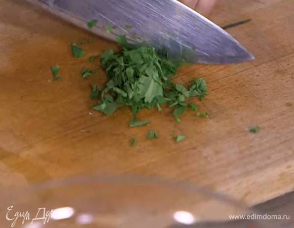 Кинзу мелко порубить.