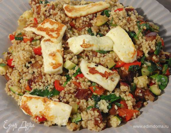 Обжаренные баклажаны соединить с остальными овощами, посыпать измельченной кинзой, добавить готовый кускус, все перемешать и выложить на тарелку, сверху поместить обжаренный сыр.