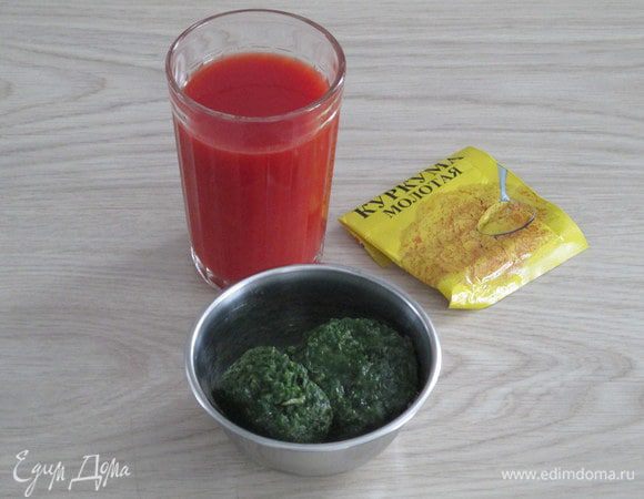 Подкрашивать пельменное тесто предлагаю не красителями, а томатным соком, куркумой и шпинатом! 
Для красного теста используйте в качестве жидкости просто томатный сок. Для желтого теста перемешайте с мукой порошок куркумы. Для зеленого теста разморозьте шпинат. Не забудьте и про белое тесто — самое обычное.
В списке ингредиентов яйца указаны в граммах, это я имела ввиду, что для указанного количества муки берите самые маленькие яйца С2 или С3, либо разбейте и перемешайте 2 крупных яйца, а потом разделите яичную массу на 4 порции.
Количество муки для теста может варьироваться, свойства у разных производителей отличаются.