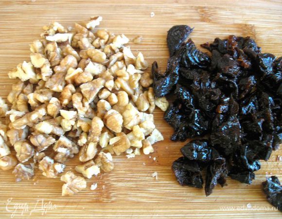 Чернослив порезать, орехи крупно порубить.