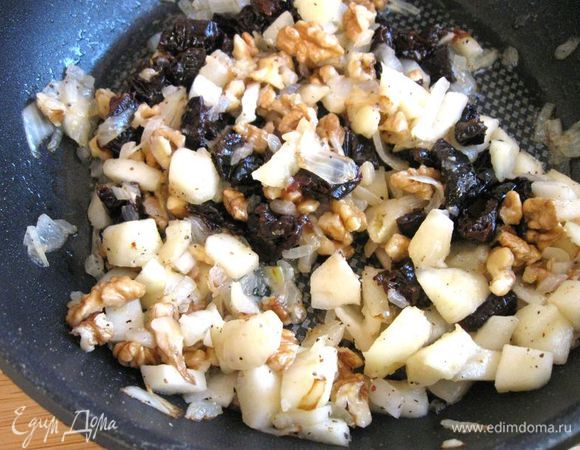 Репчатый лук обжарить на оливковом масле, ближе к концу обжаривания добавить яблоки и сливочное масло. Прожарить немного. Посолить чуть-чуть, поперчить. Снять с огня. Добавить чернослив и орехи к смеси в сковороде, перемешать. 
